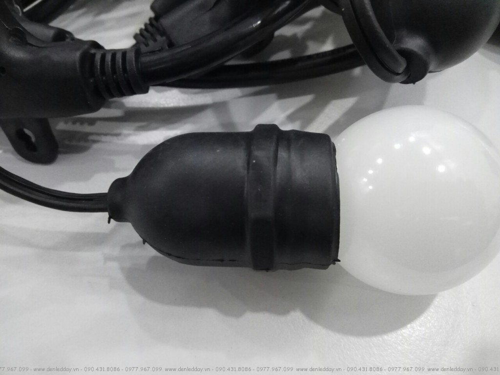 Đui đèn xoáy E27 phổ thông, lắp vừa nhiều loại bóng đèn. Được phủ cao su chống nước tốt